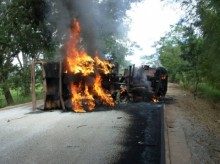 Bombeiros de Luziânia combatem incêndio em caminhão que capotou na GO-010