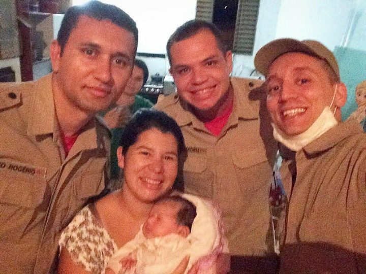 Equipe do CBMGO na casa do bebê que estava engasgado em Trindade