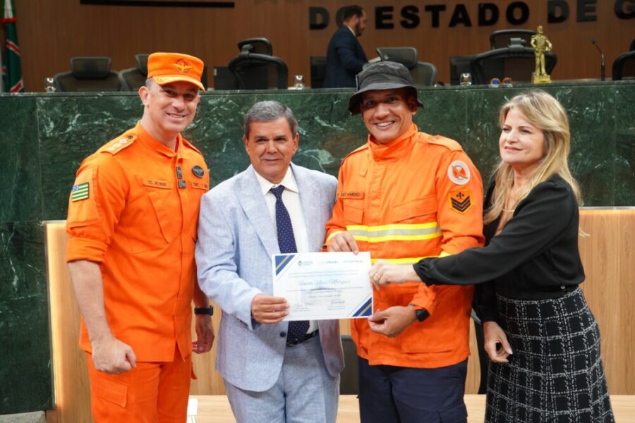 Bombeiros Militares da Operação Cerrado Vivo são homenageados na Alego