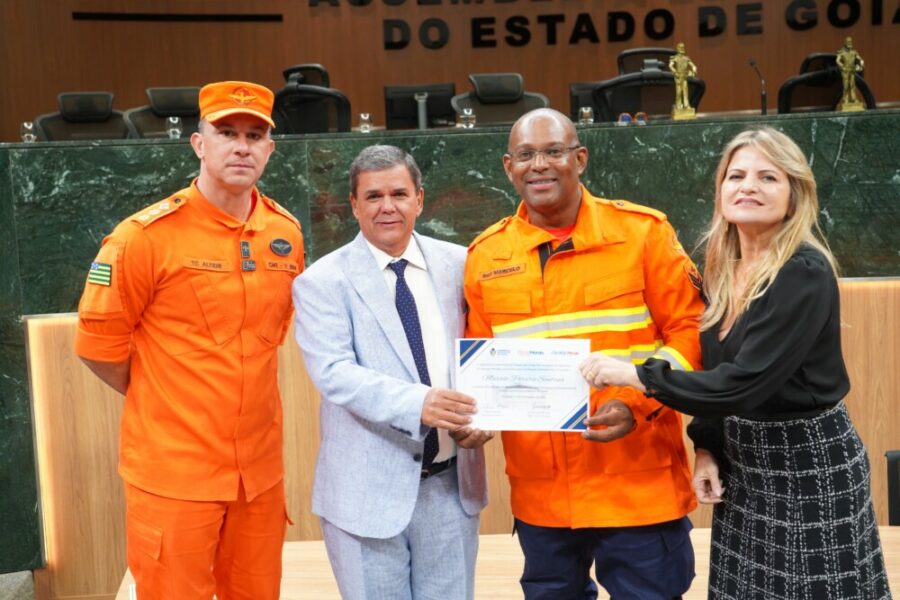 Bombeiros Militares da Operação Cerrado Vivo são homenageados na Alego